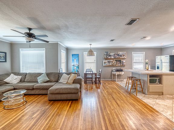 4th image of 832 Maple St