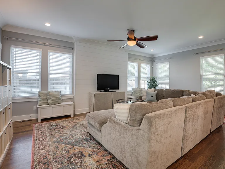 508 Morton Ave — Photo 4