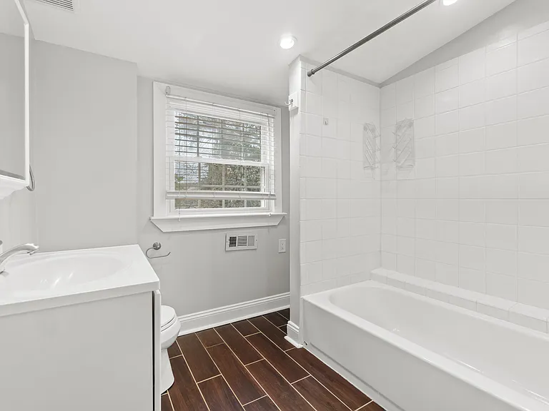 1211 Larchmont Cres — Photo 27