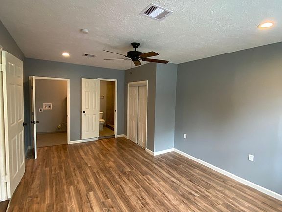 Spacious en-suite master bedroom with recess lighting