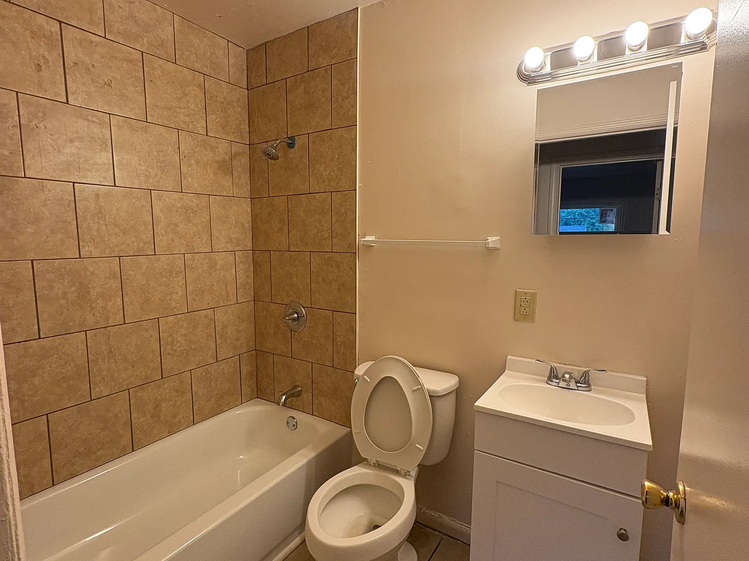 3 bed, 979 sqft, $1,095 — Photo 3