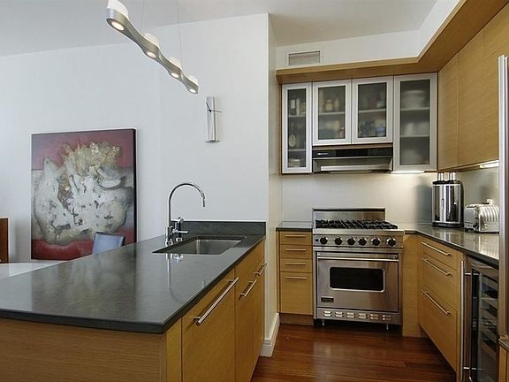 3rd image of 10 West St APT 19D