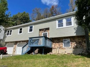 2 Robins Ter, Highland Lakes, NJ 07422