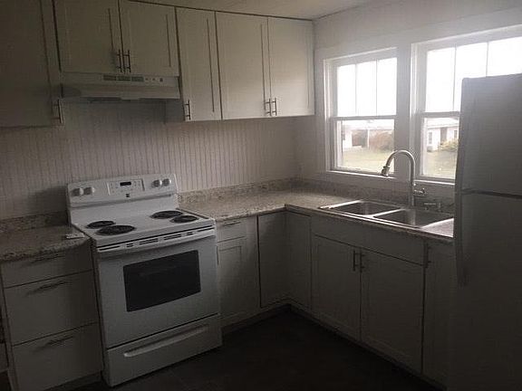 4th image of 2111 Myrtle Ave E