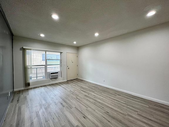 2nd image of 1006 N Hudson Ave APT 7