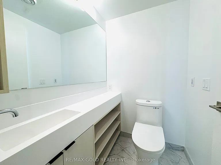 252 Church St #LPH03 — Photo 32