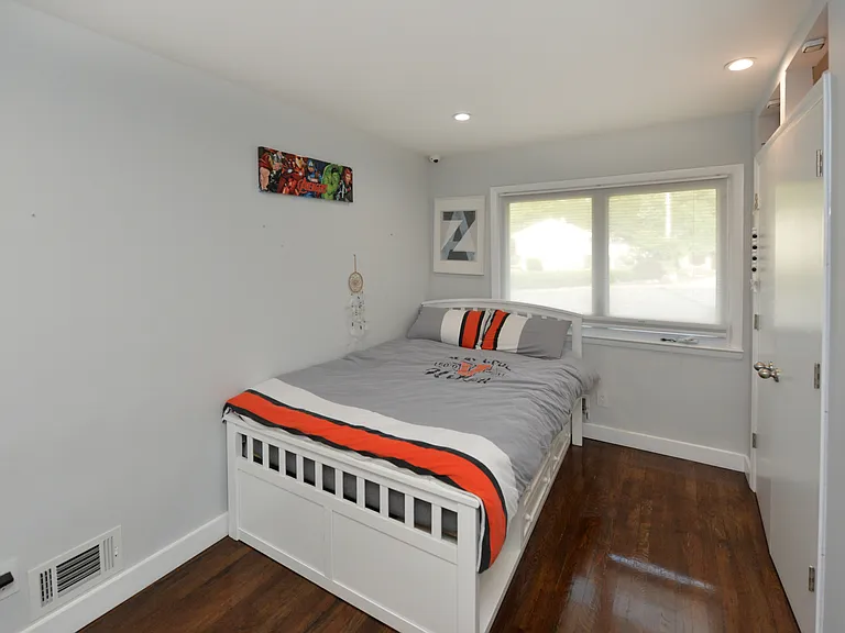 154 Middlesex Ave — Photo 23