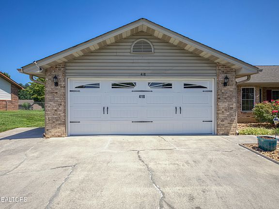 3rd image of 418 Woods View Cir
