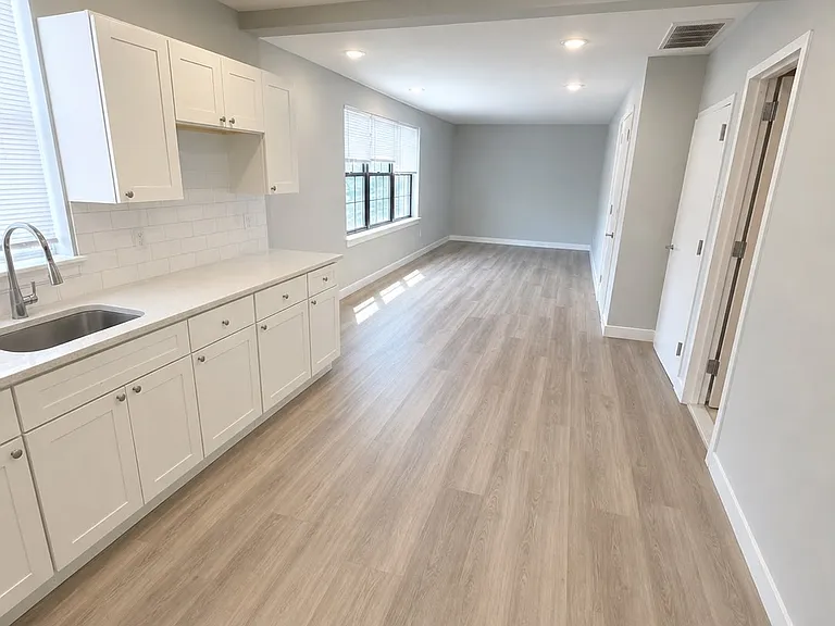137 Pearl St — Photo 3