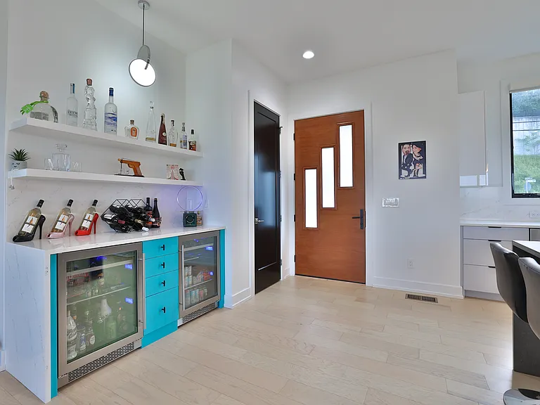 716 Western Ave — Photo 4