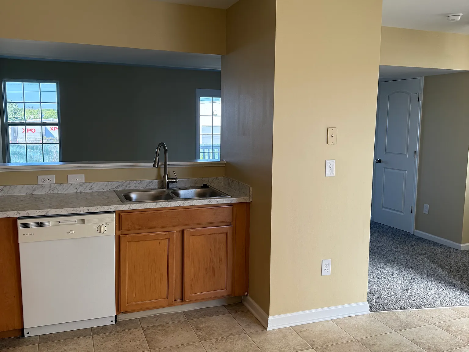 3 bed, 2.5 bath, 1800 sqft, $1,825 — Photo 3