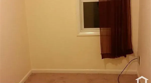 3 bed, 1024 sqft, $2,300 — Photo 3