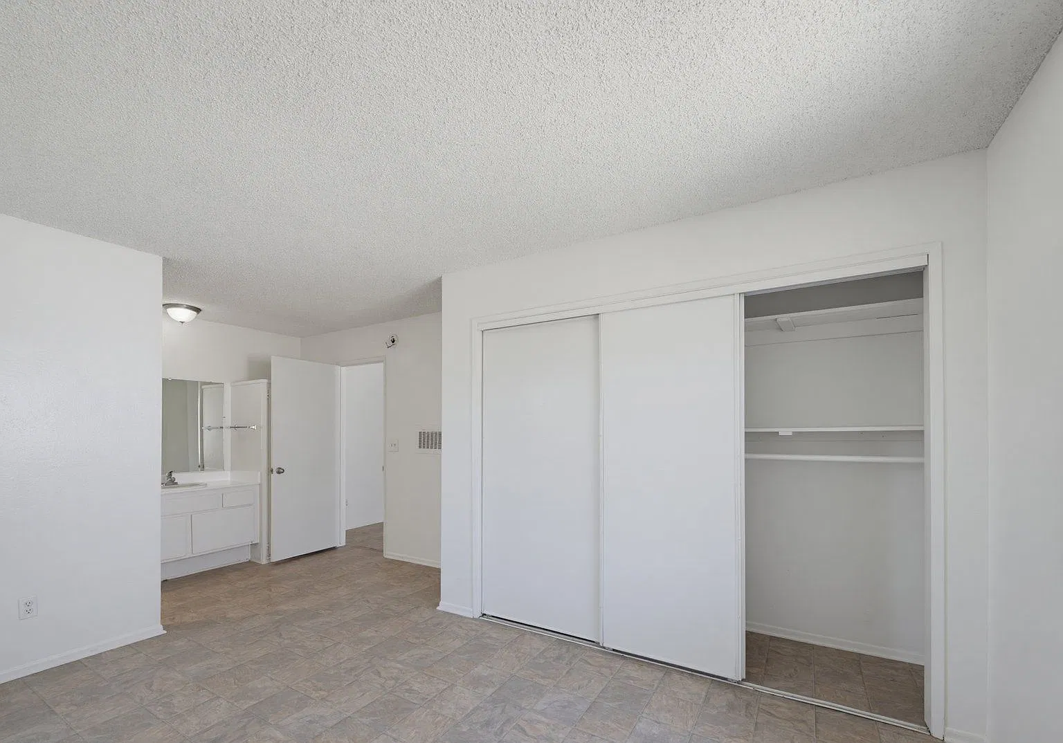 1 bed, 1.0 bath, 750 sqft, $2,266 — Photo 3