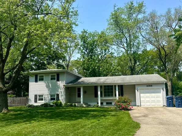 1028 Castlewood Ln, Deerfield, IL 60015