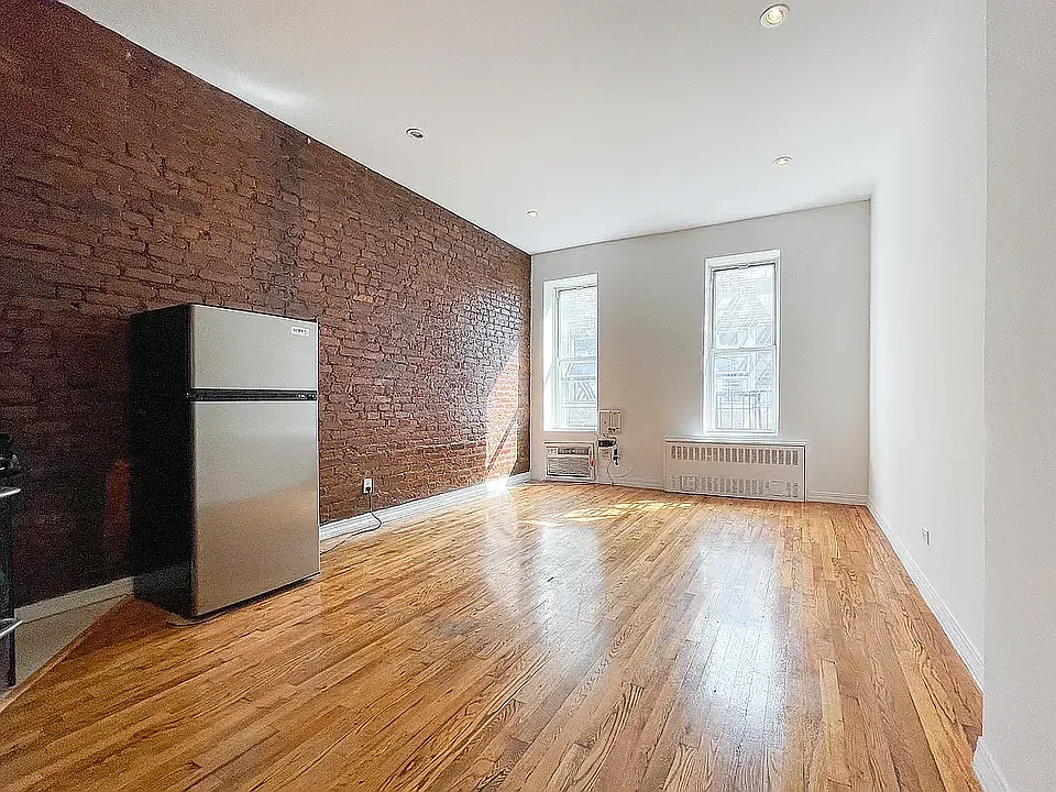 202 E 21st St #3C