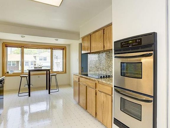 Kitchen eat-in area