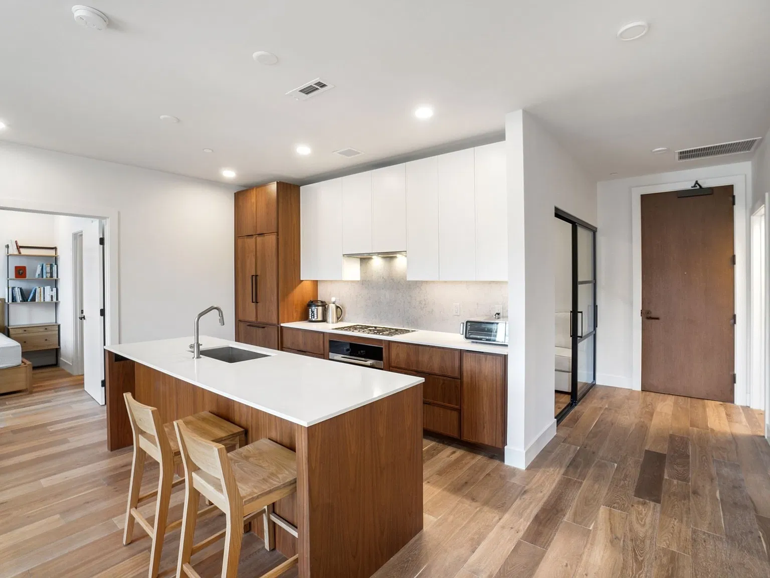 2 bed, 2.0 bath, 1161 sqft, $7,200 — Photo 3