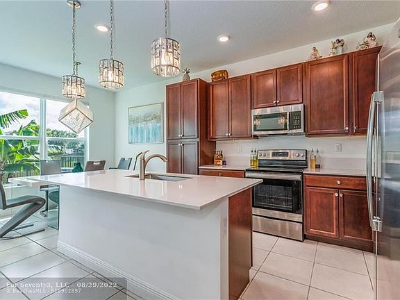 3rd image of 4372 Veleiros Ave