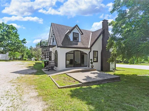 407 Locust St, Harrisonville, MO 64701