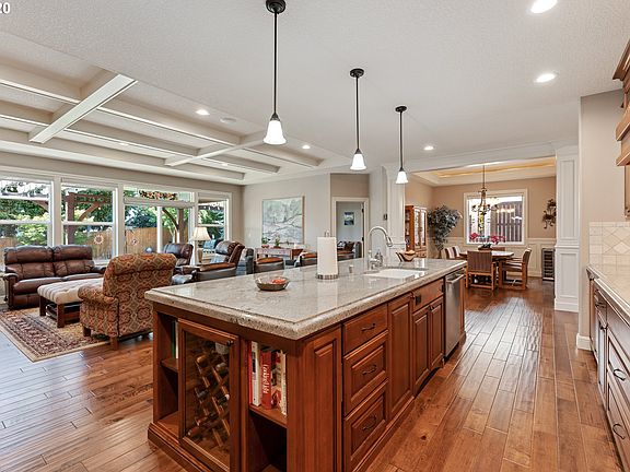 5th image of 1324 SE Columbia Crest Ct