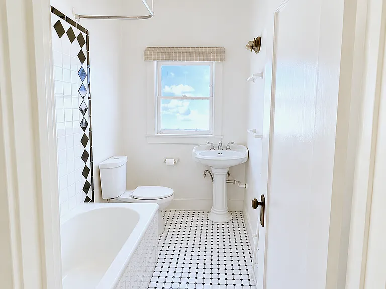 1935 N Vermont Ave #14 — Photo 15