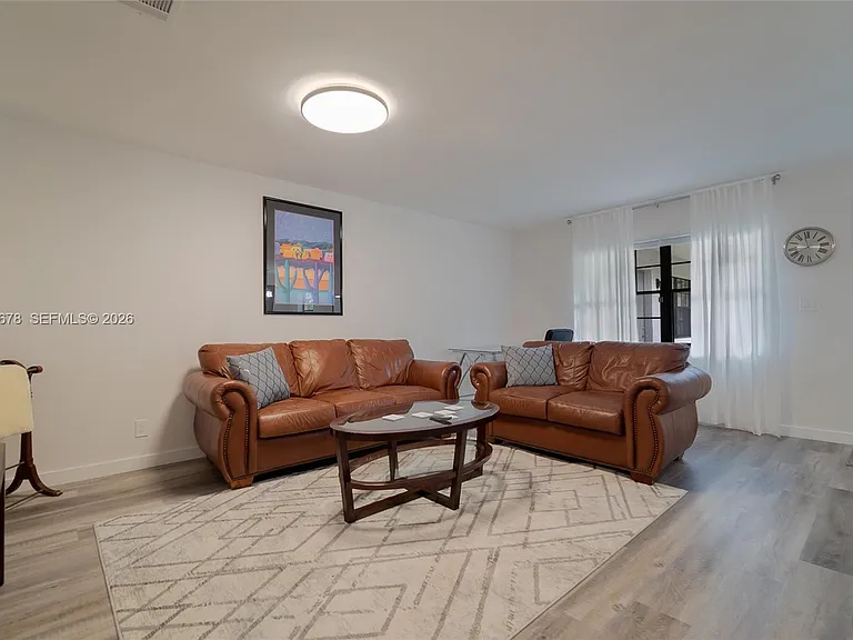 1099 NE 35th St #2 — Photo 3