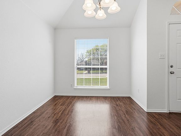 3rd image of 1325 Maple Ridge Dr