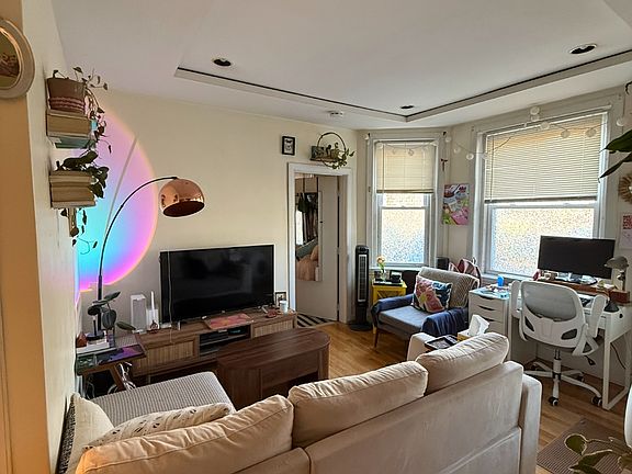 4th image of 61 Thatcher St APT 1A