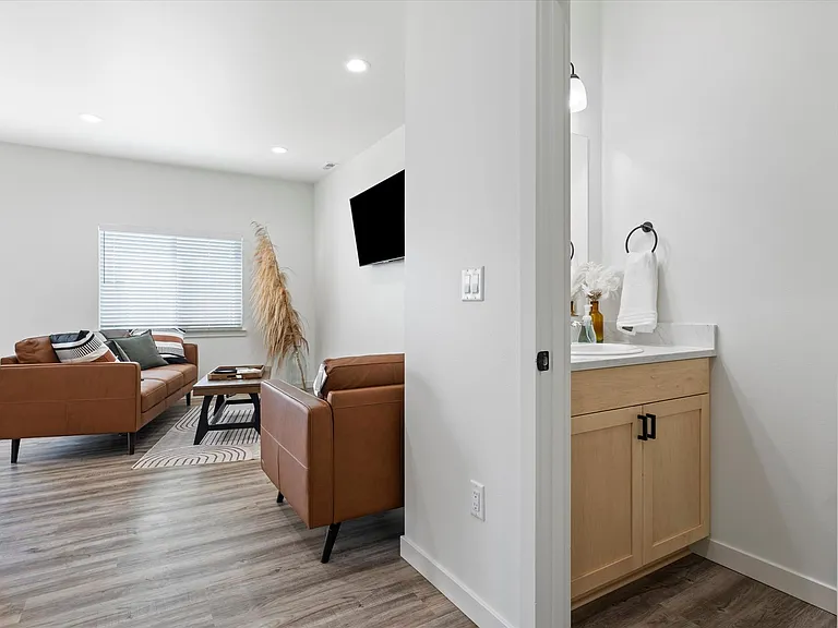 638 G St NE — Photo 43
