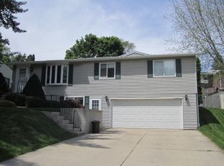 804 Birchwood Dr, Beaver Dam, WI 53916