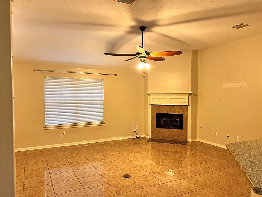 2 bed, 2.0 bath, 1821 sqft, $1,800 — Photo 2