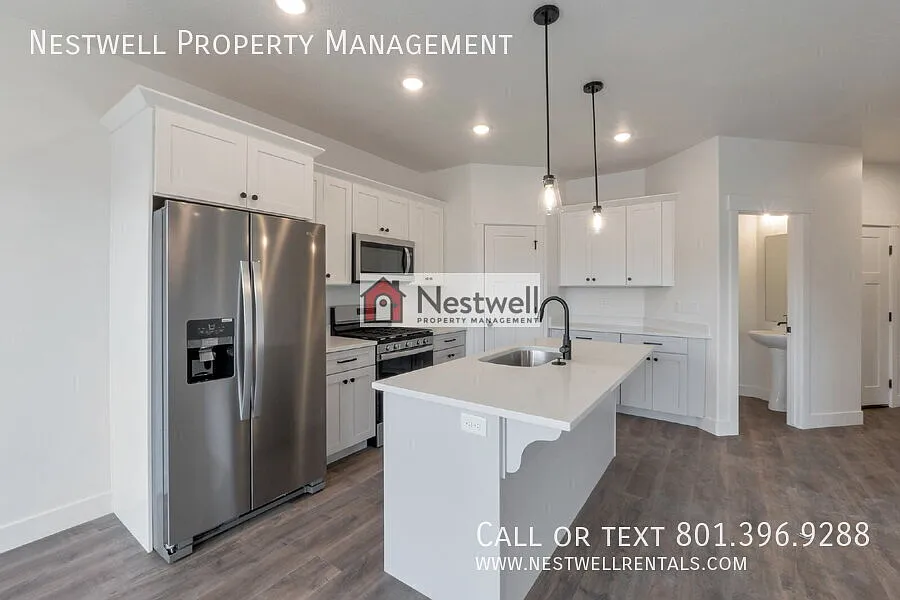 Beautiful Townhome in Saratoga Springs - $500 off 1st months rent! — Photo 3