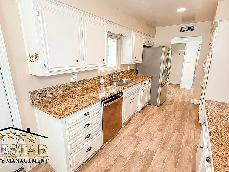 808 Hewlett St — Photo 15