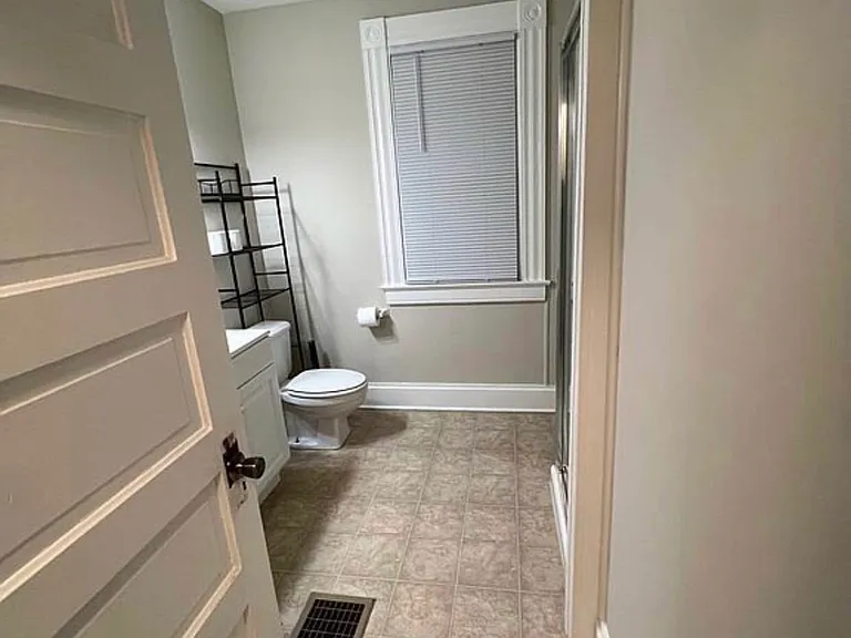 218 E Walnut St — Photo 8