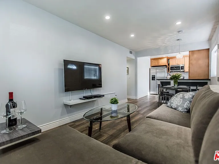 4407 Irvine Ave — Photo 6