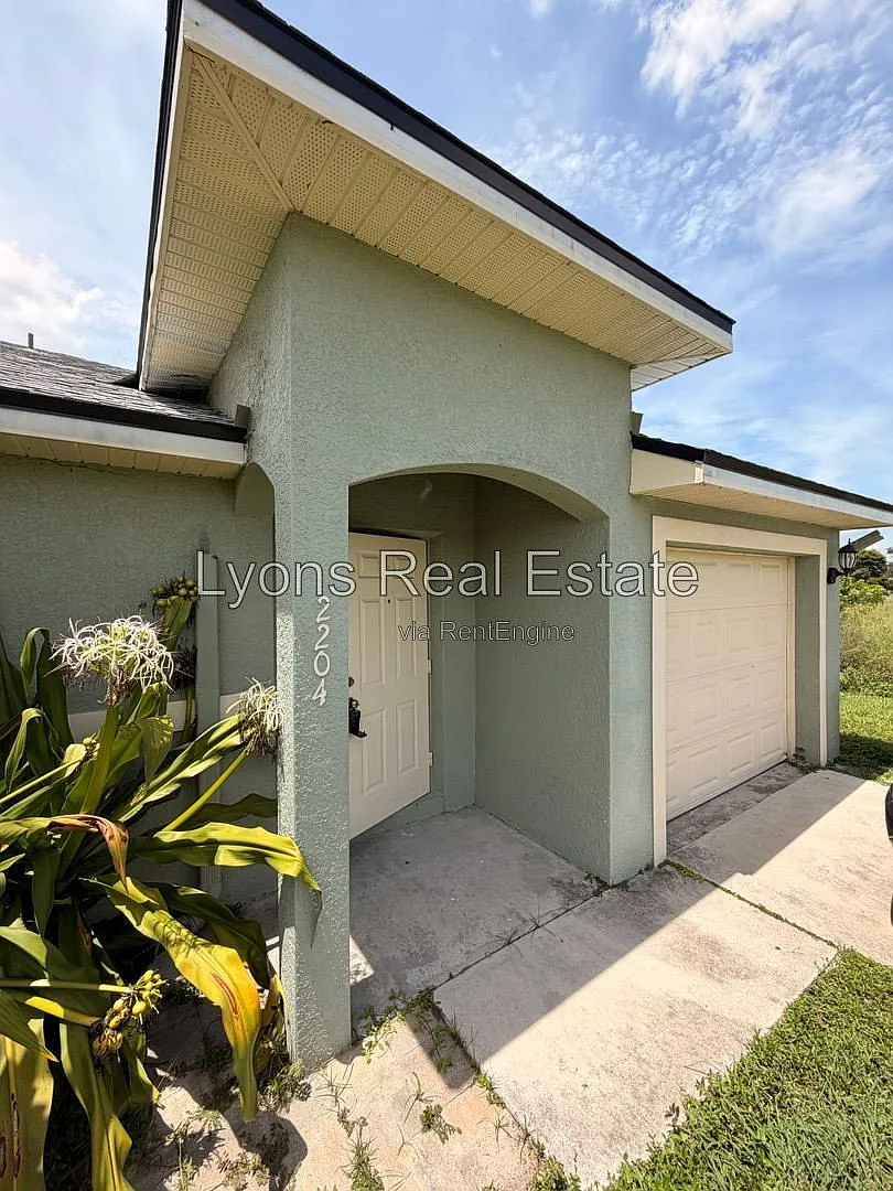 2 bed, 2.0 bath, 1194 sqft, $1,495 — Photo 2