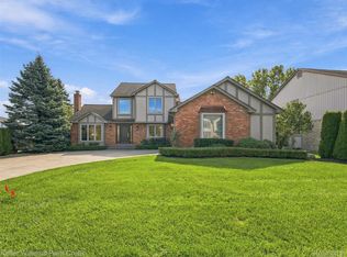 1066 Grandview Dr, Rochester Hills, MI 48306
