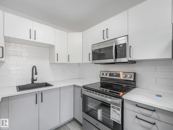 152 Londonderry Sq NW, Edmonton, AB T5C 3C4