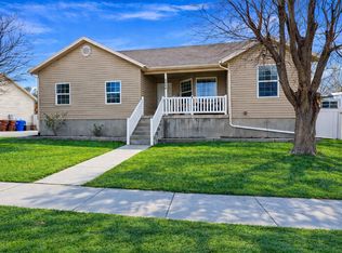 2004 E Juniper Dr N, Eagle Mountain, UT 84005