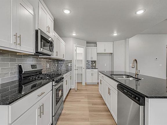 5th image of 632 Hayden James St