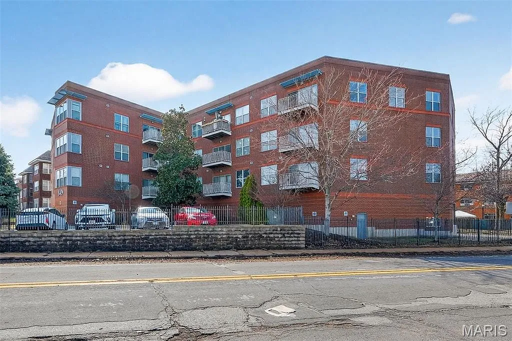 2 bed, 1.0 bath, 928 sqft, $1,395 — Photo 2