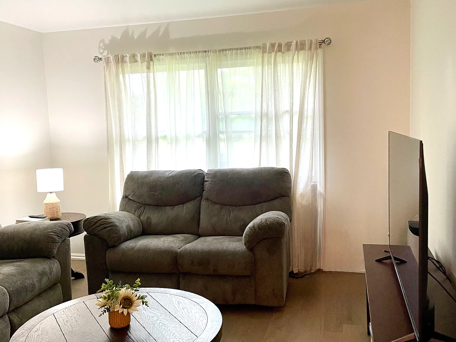 2 bed, 1000 sqft, $1,900 — Photo 2