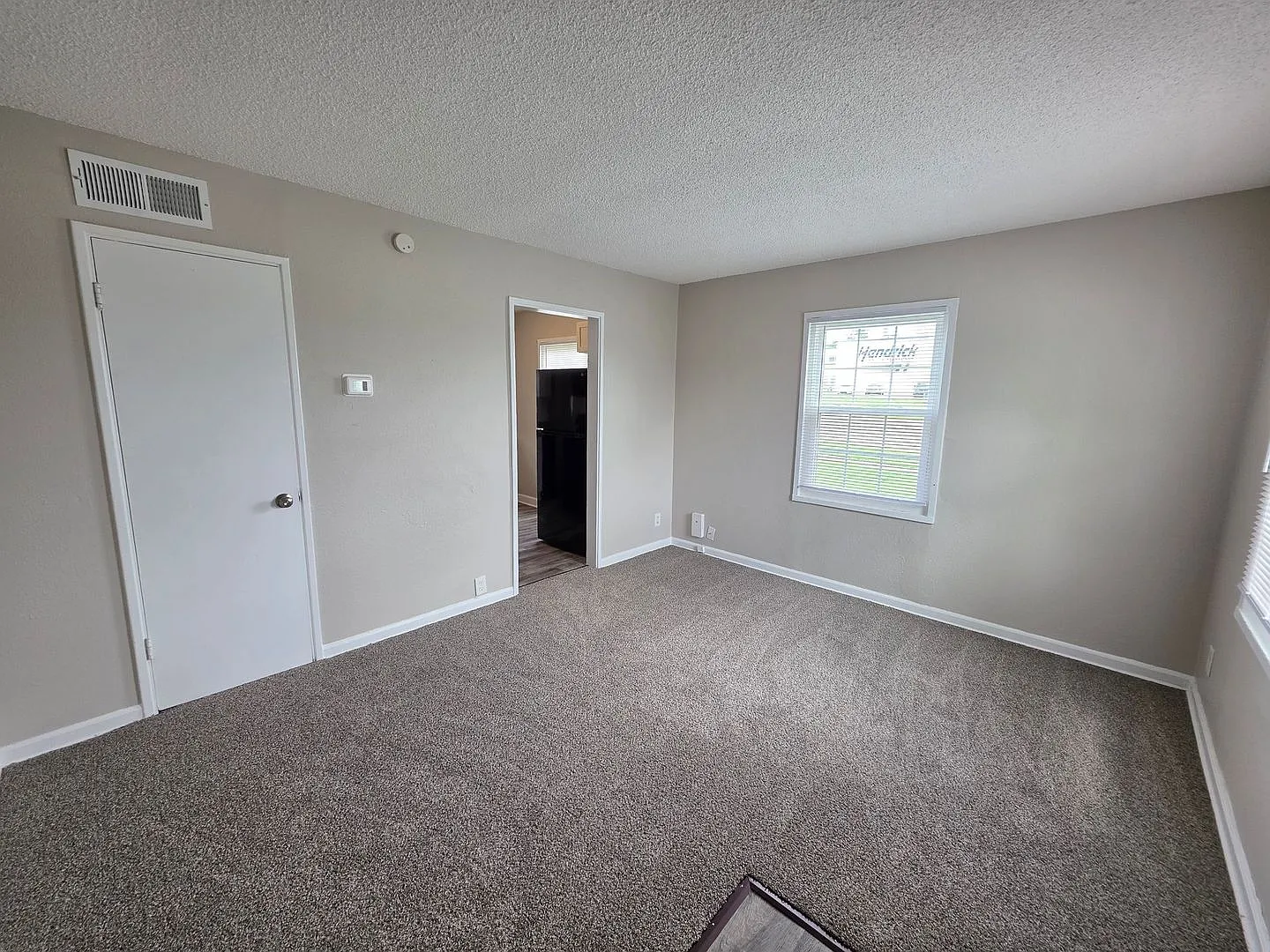 Spacious 2 Bed, 1.5 Bath Duplex Near Red Bridge — Photo 2