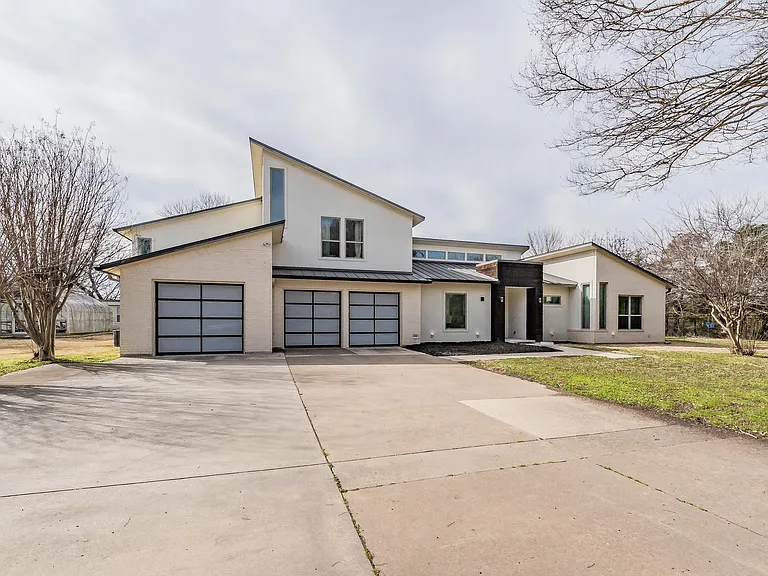 2400 Ridgecrest Dr — Photo 1