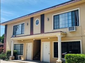 425-431 N. Holliston, 15