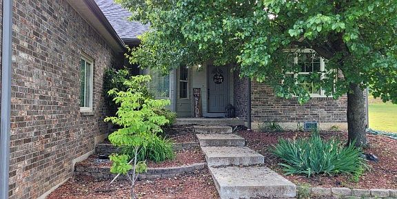 4th image of 403 S Sequoia Dr