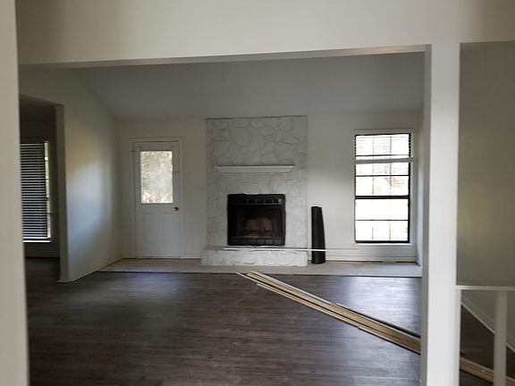3rd image of 225 Seville Cir