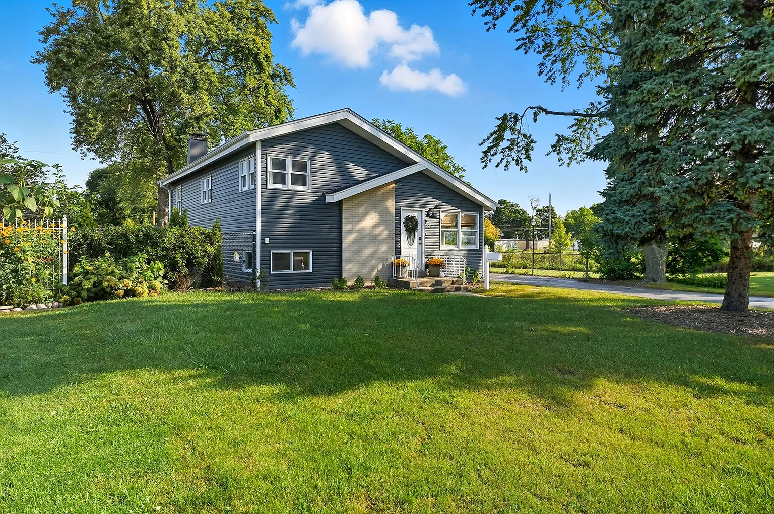 316 Victoria Dr photo 1