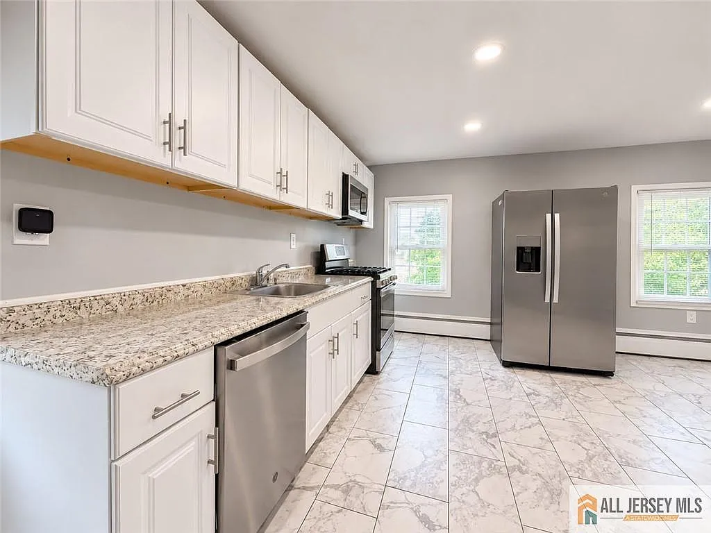 3 bed, 2.0 bath, 1248 sqft, $3,200 — Photo 4