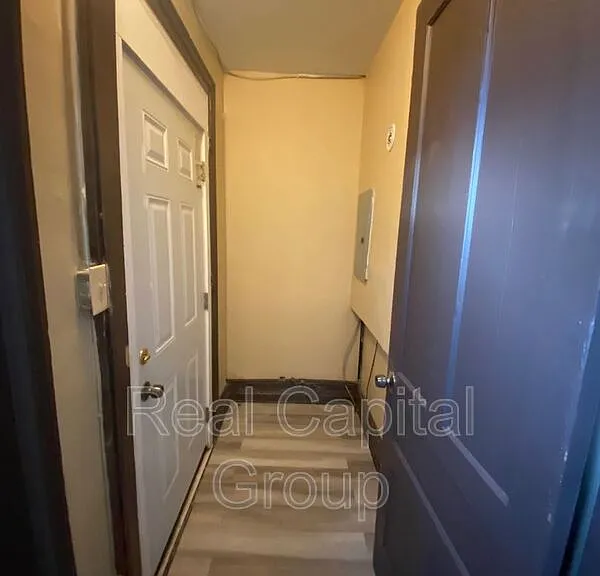 156 James St — Photo 2